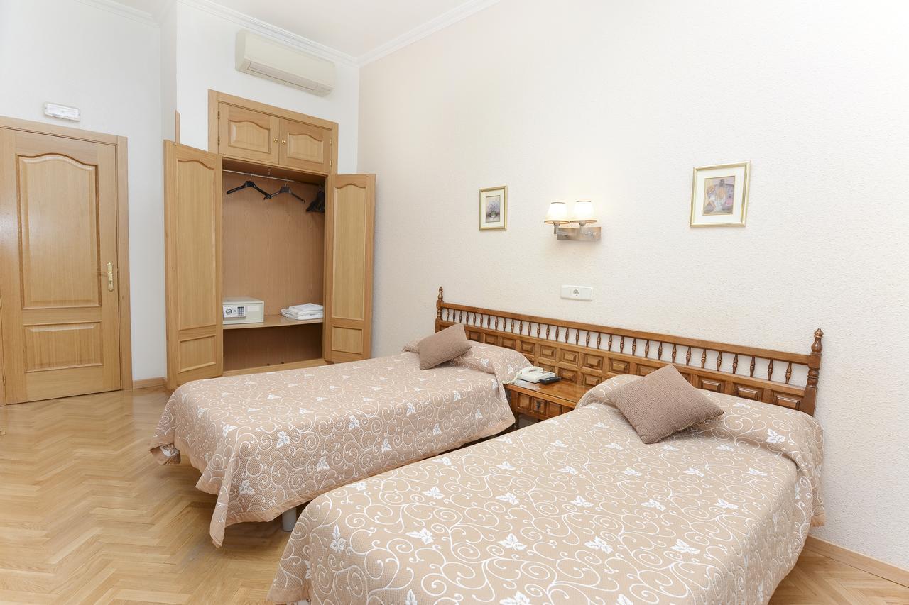 Hostal Biarritz Madrid Exteriör bild