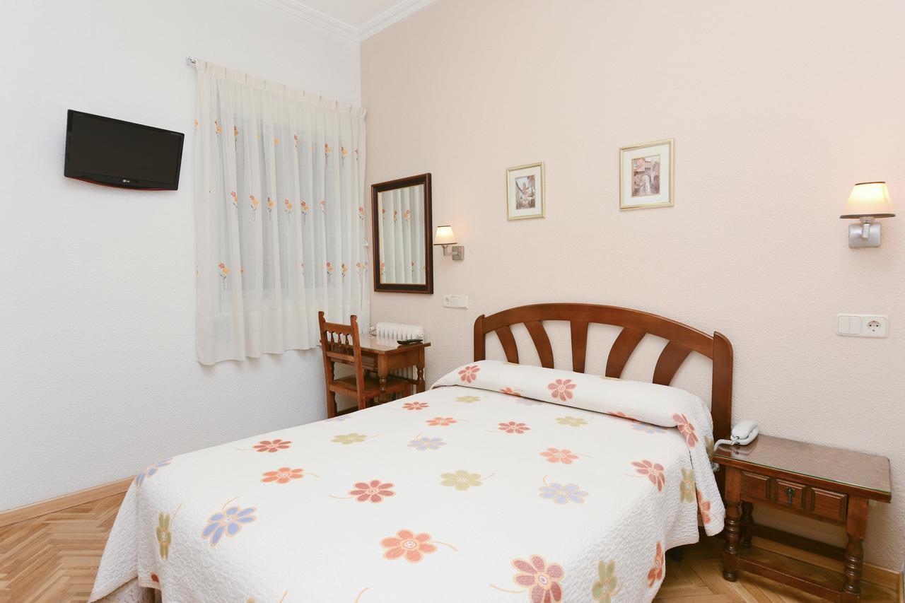 Hostal Biarritz Madrid Exteriör bild
