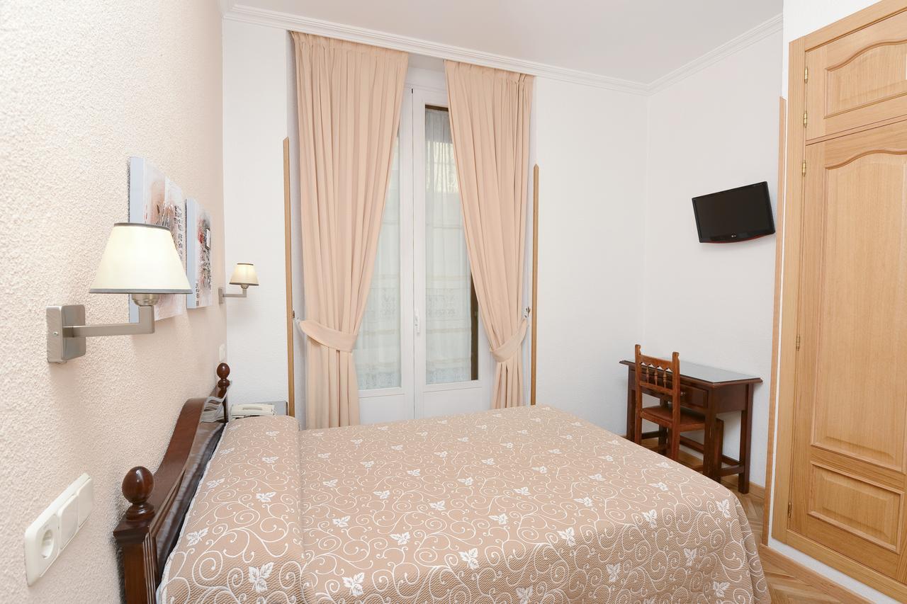 Hostal Biarritz Madrid Exteriör bild