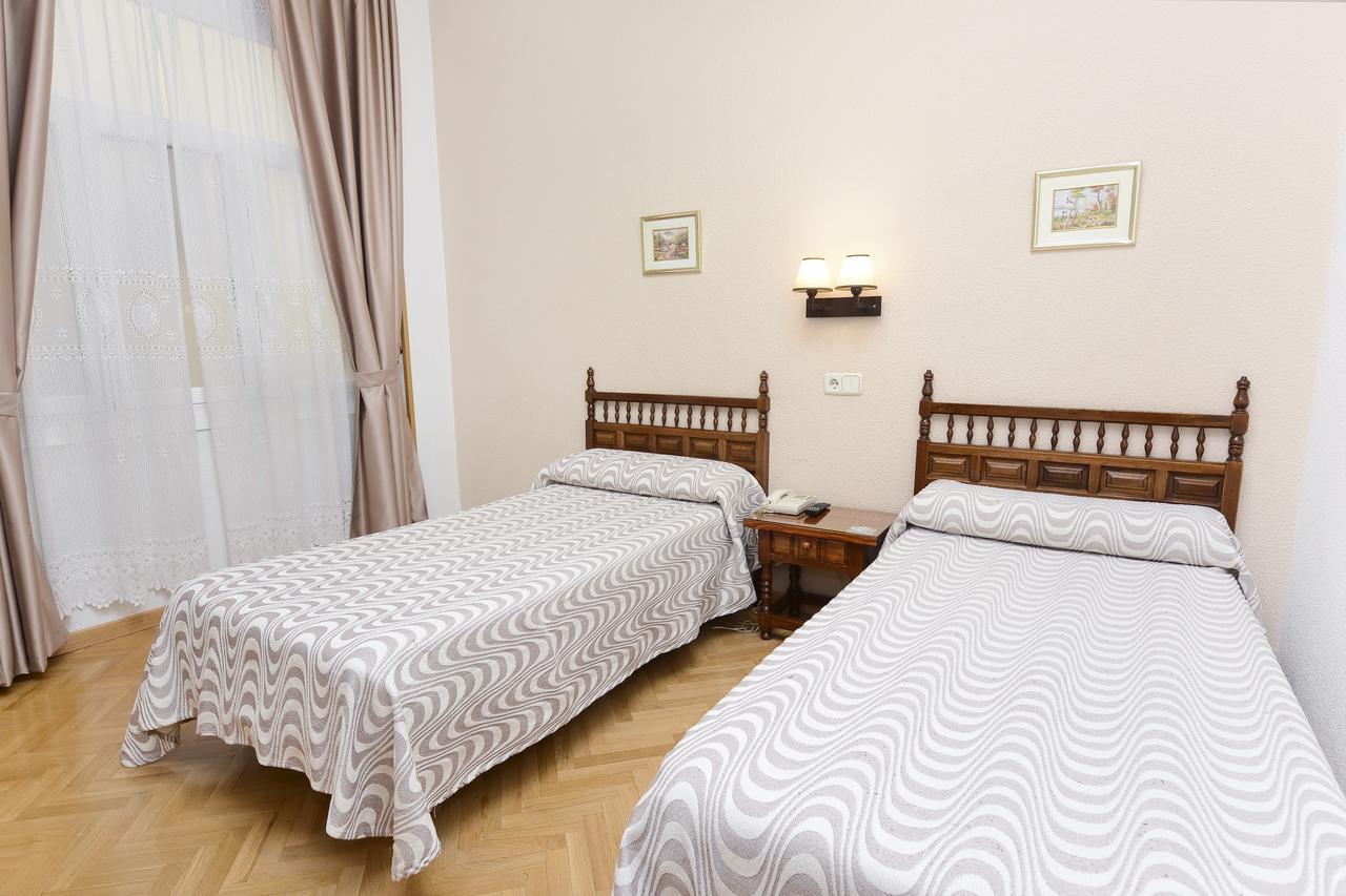 Hostal Biarritz Madrid Exteriör bild